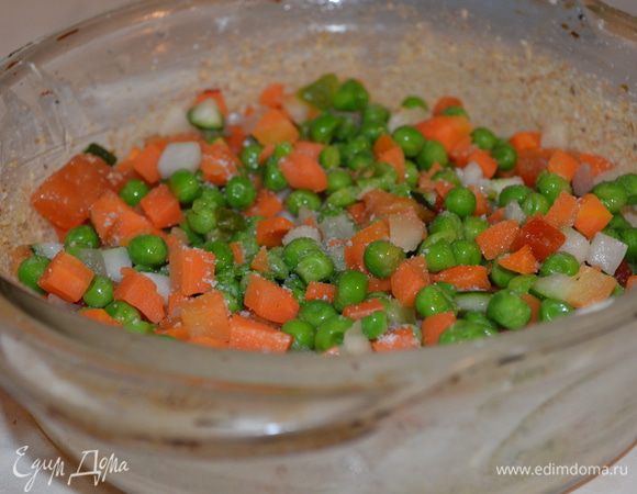 На рис выкладываем овощи, которые заранее нужно разморозить и отжать от лишней влаги.
