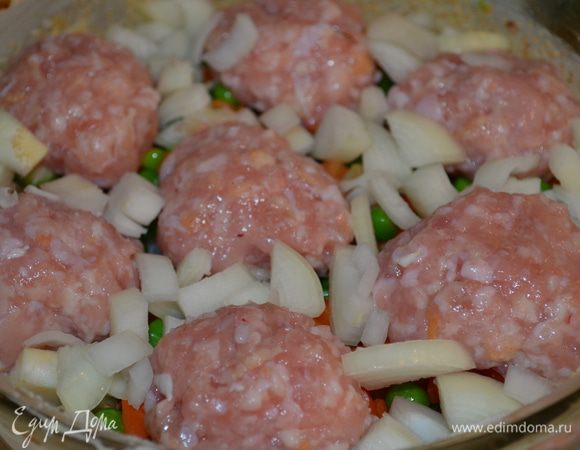 куриное мясо изрубить в блендере или мясорубке, добавить к нему набухший хлеб (его отжать от молока), посолить и поперчить. Замесить фарш. Из фарша скатываем небольшие колобки и укладываем их на овощи. Между шариками укладываем рубленный лук. 