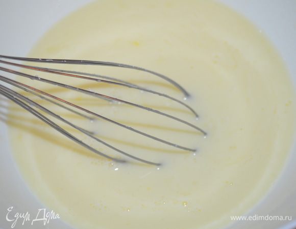 Яйца взбить с молоком, добавить немного соли и перца. 