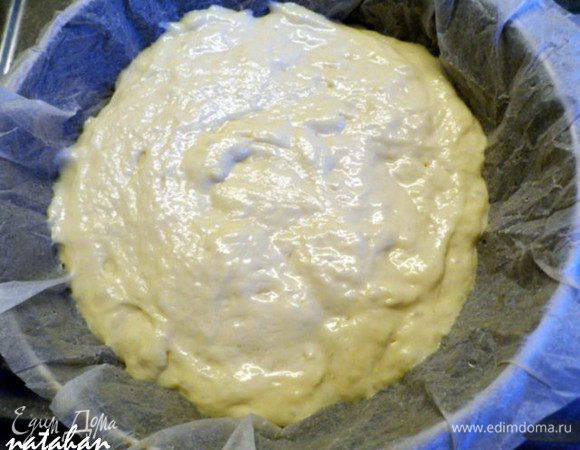 Включить духовку нагреваться на 200 градусов. Форму для выпечки (у меня сковорода диаметром 20 см) застелить мятой бумагой для выпечки. Половину теста отсадить столовой ложкой.