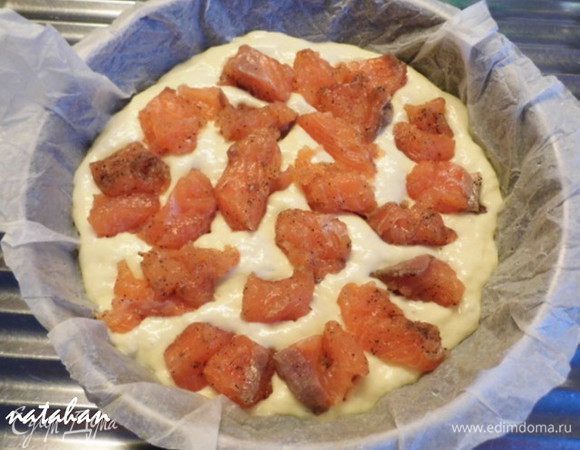 На тесто равномерно разложить кусочки рыбы.