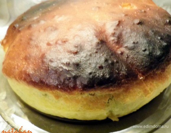 Поставить в духовку пирог и выпекать при температуре 180* 25-30 минут. Если пирог начнет сверху подгорать, то накрыть его фольгой. Готовность пирога проверить деревянной шпажкой - она должно быть сухой. Достать сковороду с Пирогом из духовки, верхушку обильно помазать сливочным маслом, накрыть салфеткой и оставить на 10 минут.