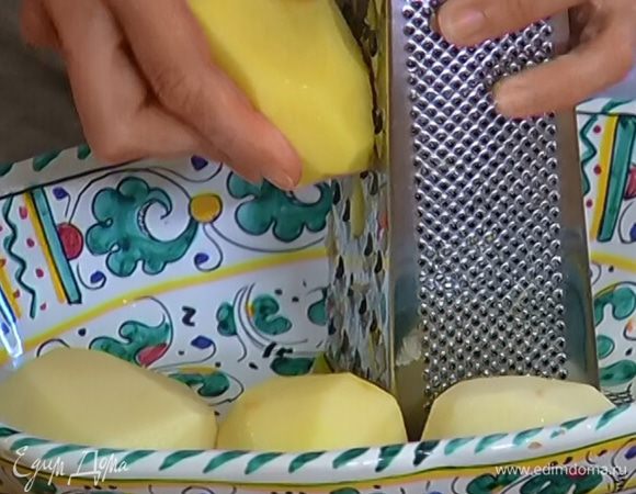 Картофель почистить и замочить в холодной воде часа на три, затем натереть на крупной терке. Натертый картофель отжать, чтобы удалить излишки жидкости.