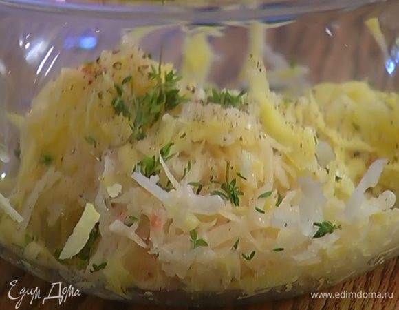 Картофельную массу посолить, поперчить, добавить листья тимьяна и нарубленный лук, все перемешать.