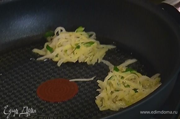Разогреть в сковороде оливковое масло и ложкой выкладывать картофельную массу в форме тонких оладий. Слегка обжарить с двух сторон (не до румяной корочки!)