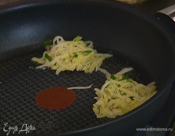 Разогреть в сковороде оливковое масло и ложкой выкладывать картофельную массу в форме тонких оладий. Слегка обжарить с двух сторон (не до румяной корочки!)