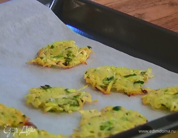 Противень выстелить бумагой для выпечки, разложить картофельные галеты.


