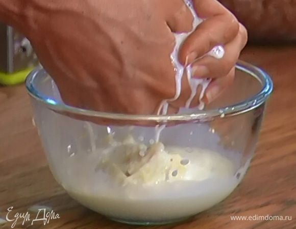 У хлеба срезать корки, слегка измельчить его, залить молоком и дать постоять, затем отжать.