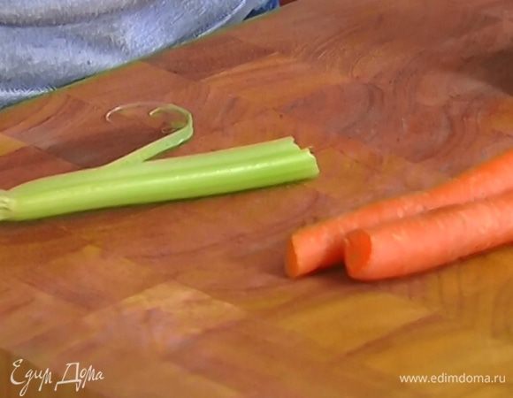 Морковь, лук и чеснок почистить.