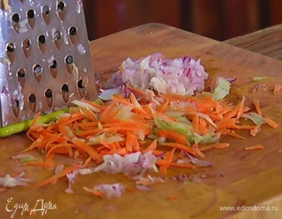 Сельдерей, морковь и половину луковицы натереть на крупной терке, оставшийся лук порубить полосками.