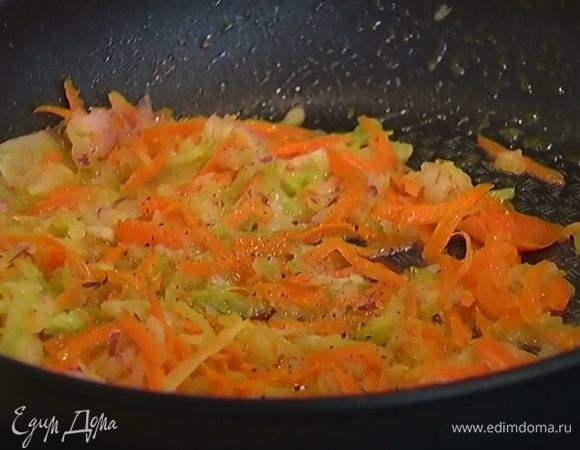 Разогреть в сковороде 1 ч. ложку сливочного и 1 ст. ложку оливкового масла и обжарить натертые овощи до прозрачности.