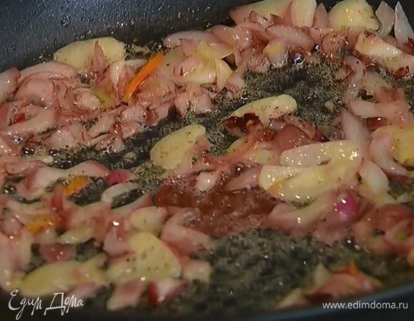 В другой сковороде разогреть оставшееся сливочное и оливковое масло и обжарить лук и чеснок до золотистого цвета.