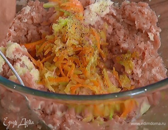Оба вида фарша соединить и перемешать с размоченным хлебом, добавить натертые овощи, посолить, поперчить и еще раз вымешать.