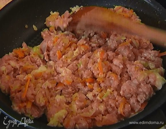 Вернуть фарш в сковороду, где готовились овощи, и обжарить мясо до полуготовности.
