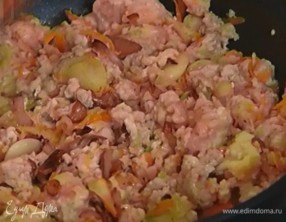 Добавить обжаренные нарезанные овощи, посолить, поперчить и перемешать.