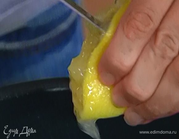 Лимонный сок прогреть в небольшой кастрюле.