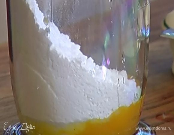 Соединить желтки с сахарной пудрой и взбить миксером в светлую массу.