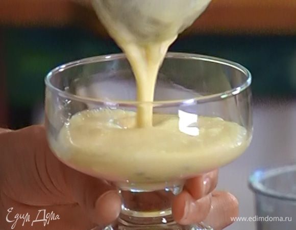 Разлить мусс в прозрачные креманки и отправить в холодильник на 2 часа.