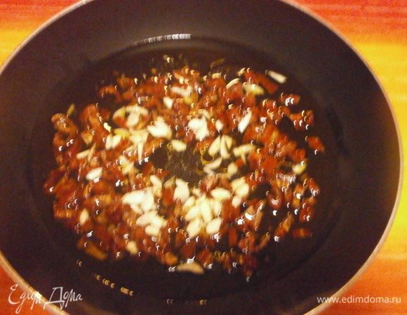 На сковороду налить оливковое масло. Нарезать мелко чеснок и вяленые помидоры. Добавить воды и протушить минут 15.