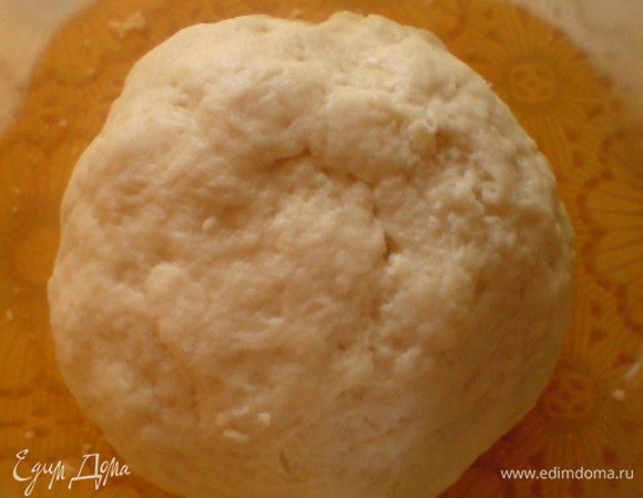 Быстро замесить тесто и сделать из него шар. Тесто месить одно удовольствие. Оно очень податливое и не липнет к рукам. 