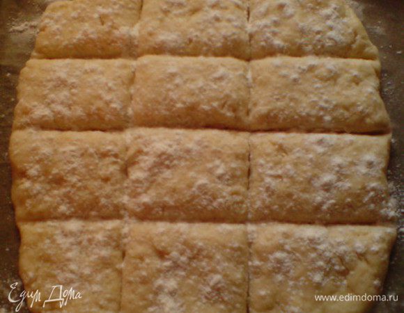 Присыпать тесто мукой и отправить в разогретую духовку где-то на 15 минут. 