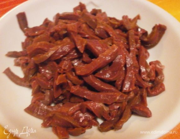 В это время с сердца срезать лишние кусочки жира, плёночки. Порезать на пластинки и ещё на мелкие полосочки.