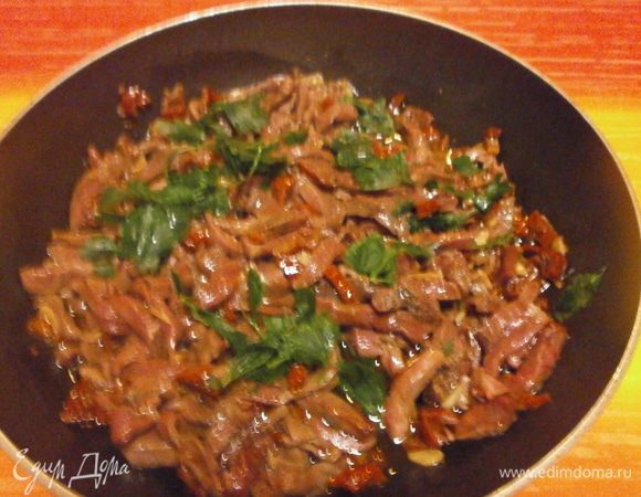 В готовое рагу добавить петрушку, снять с огня и накрыть крышкой. Оставить на 5 минут.