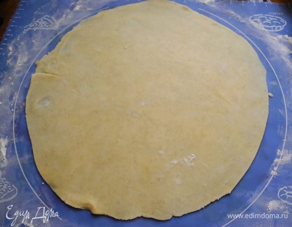 За идею теста большое спасибо Оксанке. Я его немного видоизменила. Мне захотелось использовать для кростаты несладкое тесто, поэтому я не стала добавлять сахар, а часть муки заменила цельнозерновой. 
Сначала я смешала муку с солью, затем с маслом перетерла в крошку. Добавила сметану и замесила быстро, скатала колобочек и убрала в морозилку (Я делала тесто заранее и оно хранилось у меня в морозилке целую неделю).
 Если делать в  тот же день, то можно положить его на час в холодильник. Затем достаем тесто из холодильника, подпыляем поверхность, на которой мы будем раскатывать тесто, мукой. Делим шарик на две части и раскатываем сначала одну половинку.