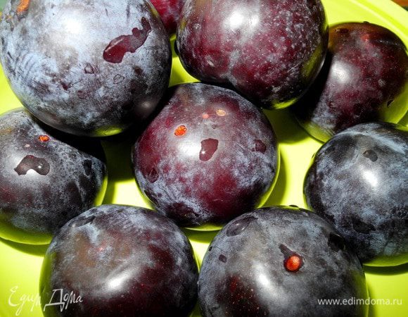 Благодаря цельнозерновой муке тесто получилось пластичным и эластичным. Его очень легко было раскатывать до толщины 3-5 мм. 
Форму я взяла стеклянную, хотя потом уже прочитала, что лучше брать алюминиевую. Но у меня кростата прекрасно пропеклась и в стекле. Раскатанное тесто аккуратно снимаем и перекладываем в форму, дно которой предварительно простелем бумагой для выпечки. 
Подготовим сливы, разрежем на половинки вдоль косточки, а затем на выпуклой стороне каждой половинки сделаем разрезики очень острым ножом.