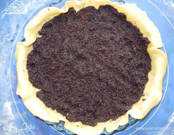 Теперь маковая начинка. Если есть готовая (мне очень  повезло – подружка подарила шикарную начинку), то просто аккуратно распределяем её по поверхности теста. Я это делала руками, так как начинка была достаточно плотной. Если готовой начинки нет, то её можно сделать из полуфабриката, либо предварительно залить мак кипятком, затем слить воду и измельчить мак с помощью любого кухонного гаджета для этих целей. Затем смешать с медом. Пропорции по вкусу, хорошо, если слой маковой начинки будет достаточно толстым, примерно в 1 см толщиной.  