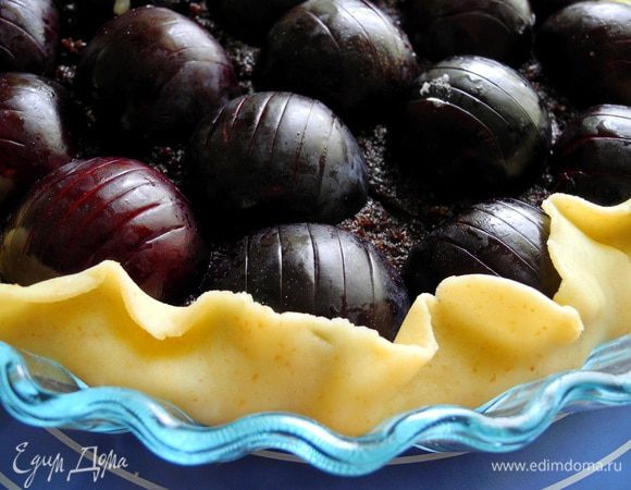 На начинку укладываем сливы выпуклой стороной вверх. Смазываем сливы смесью меда и абрикосового джема. 