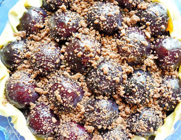 Затем сверху посыпаем штрейзелем (http://www.edimdoma.ru/retsepty/47950-shokoladnaya-klumba). У меня оставался штрейзель от "Шоколадной клумбы", можно заменить его дроблеными орешками или печеньем, а можно ничем и не посыпать, всё равно будет очень вкусно. Но мне  понравились миндально-шоколадные хрустяшки в сочетании со сливами. 
