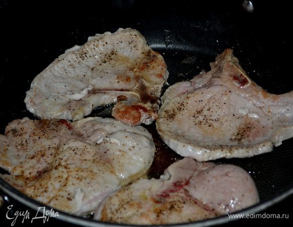 Разогреть сковороду на сред-высоком огне.Добавить 1 ч.л. олив_масло.Развернуть по всей сковороде.Отбивные посолить 1/4 соль и по 1/4 черн.перец.Выложить на сковороду и готовить 3мин.каждая сторона.Или до готовности.Свиные отбивные переложить на тарелку.