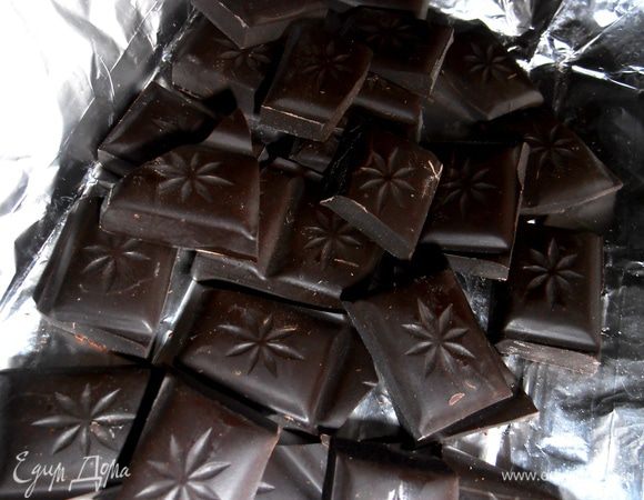 Шоколад поломать на кусочки...