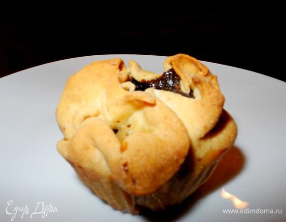 Затем раскатываем вторую половинку теста и печем ещё одну кростату))) или тарталетки с хурмой и сливой, или запекаем яблочки с маковой начинкой. У меня, к сожалению, осталось только одно яблочко, так что полный фотоотчет добавить не могу. Всё остальное съели сразу)) 
Думаю, что это тесто также прекрасно будет использовать для закусочных корзиночек.  