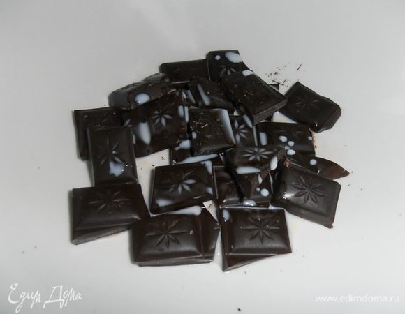 Поставить на водяную баню,плеснув молока(или водички),оставить до размягчения шоколада!