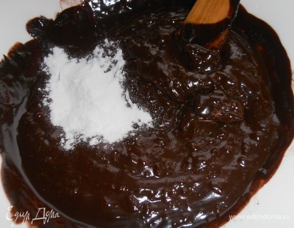 Дабавляем пару столовых ложек пудры в шоколадную массу.