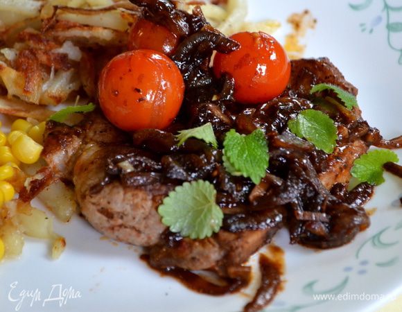 В сковороду добавить 1 стол.л олив.масло,лук шалот,бальзамич.уксус,чеснок и обжариваем 1минуту.Добавим томаты и 1/4 ч.л. соль и 1/4 ч.л. перец и готовим примерно 2-3 мин.Как черри станут чуть мягкими подаем к столу с гарниром и свиными отбивными.Поверх посыпаем базиликом.У меня он лимонный.
Приятного аппетита!!!