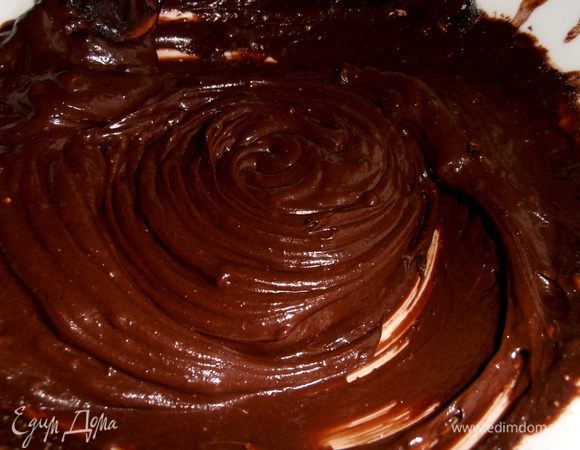 Опять перемешиваем !Если масса быстро остыла и стала густеть-можно вернуть её ненадолго на водяную баню...