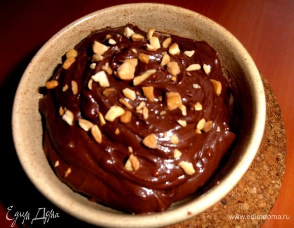 ...и присыпать для украшения орешками!