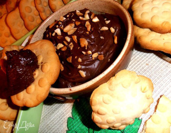 Готовое мягкое масло отлично сочетается,например,с сухим печеньем (http://www.edimdoma.ru/retsepty/48062-suhoe-pechenie-mariya-bez-yaits)