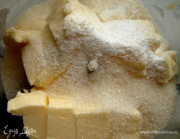 Масло нарезать кубиками и смешать в блендере с сахаром и ванилином.