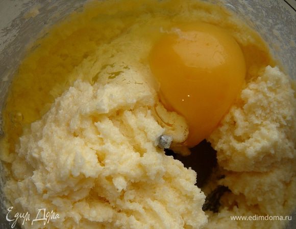 По одному вмешать яйца.