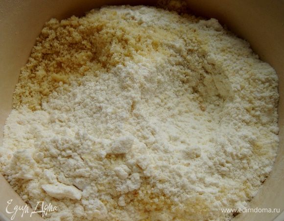 Муку смешать с разрыхлителем и миндальной мукой. В бленере соединить масляную смесь с мукой.