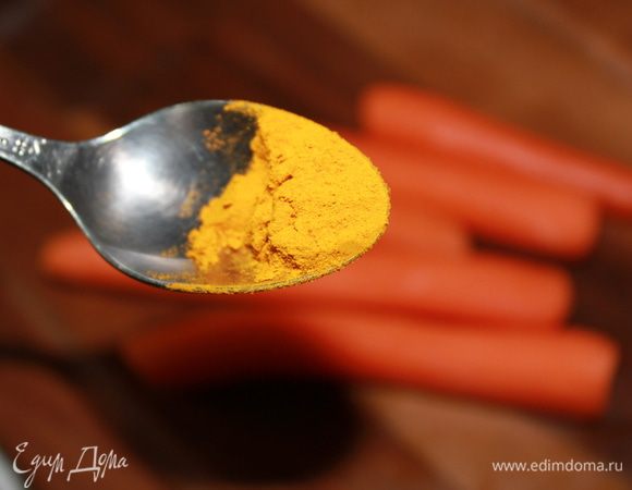 Готовить фасоль до мягкости. Добавить картофель, морковь, сельдерей и все специи. Варить на среднем огне в течение 15 минут до готовности овощей.