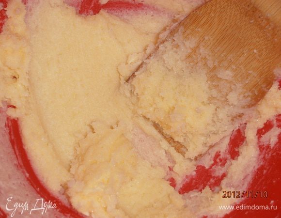 Масло растереть с сахаром.
