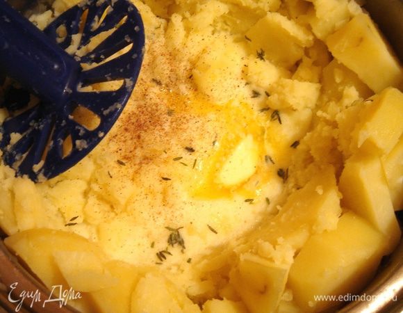 Картофель отварить в подсоленной воде,слить воду и размять с горячим молоком и сливочным маслом. Добавить в пюре молотый мускатный орех и измельчённые перья зелёного лука.