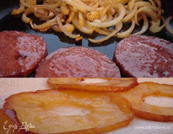 Колбасу разрезать на кружочки и обжарить на сухой сковороде. Лук нарезать полукольцами и обжарить на выделившемся из колбасы жире. Затем влить 2-3 ст.л. вина,накрыть сковороду крышкой и довести лук до готовности. Из яблока удалить сердцевину и разделить его на 8 частей.Быстро обжарить яблоко на растительном масле до золотистой корочки.