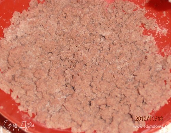 Муку, какао, разрыхлитель просеять и добавить в масло. Перемешать в мучную крошку руками.