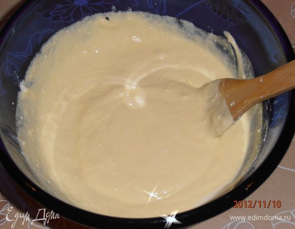 Творог хорошо размять вилкой.Добавить сметану,желтки,ванилин и хорошенько взбить деревянной ложкой.